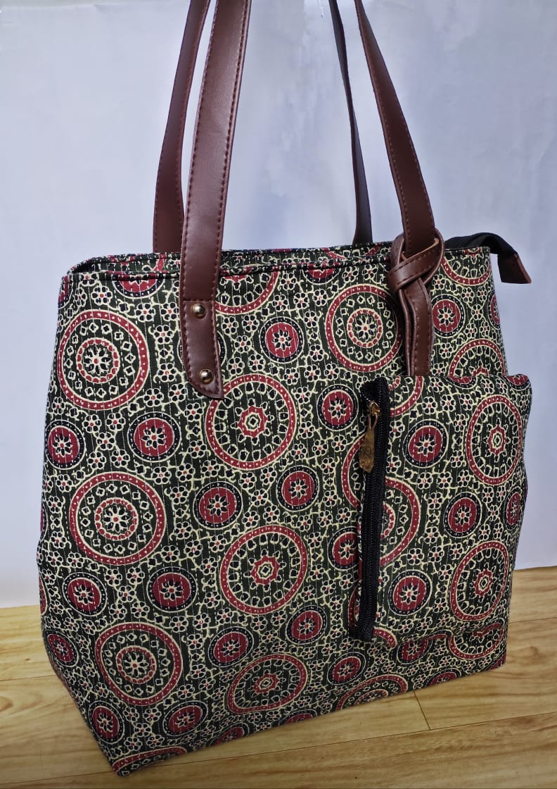 Traditional Handbag with Mobile pouch